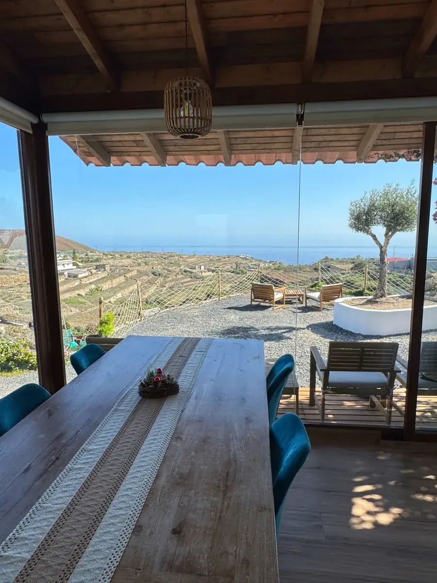 Terrasse couverte avec table de 3 mètres et vue sur l'Atlantique